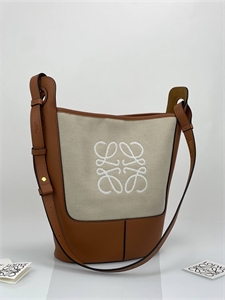 {{productViewItem.photos[photoViewList.activeNavIndex].Alt || productViewItem.photos[photoViewList.activeNavIndex].Description || 'Сумка LOEWE'}}