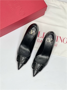 {{productViewItem.photos[photoViewList.activeNavIndex].Alt || productViewItem.photos[photoViewList.activeNavIndex].Description || 'Туфли VALENTINO'}}