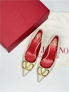 {{productViewItem.photos[photoViewList.activeNavIndex].Alt || productViewItem.photos[photoViewList.activeNavIndex].Description || 'Туфли VALENTINO'}}