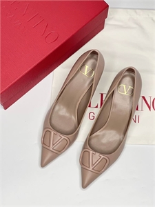 {{productViewItem.photos[photoViewList.activeNavIndex].Alt || productViewItem.photos[photoViewList.activeNavIndex].Description || 'Туфли VALENTINO'}}