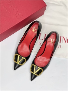 {{productViewItem.photos[photoViewList.activeNavIndex].Alt || productViewItem.photos[photoViewList.activeNavIndex].Description || 'Туфли VALENTINO'}}