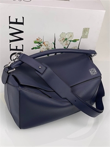 {{productViewItem.photos[photoViewList.activeNavIndex].Alt || productViewItem.photos[photoViewList.activeNavIndex].Description || 'Сумка LOEWE'}}