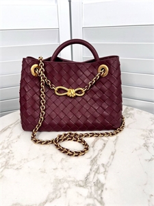 {{productViewItem.photos[photoViewList.activeNavIndex].Alt || productViewItem.photos[photoViewList.activeNavIndex].Description || 'Сумка BOTTEGA VENETA'}}
