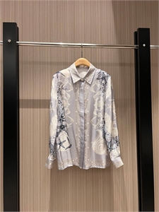 {{productViewItem.photos[photoViewList.activeNavIndex].Alt || productViewItem.photos[photoViewList.activeNavIndex].Description || 'Рубашка VERSACE'}}