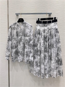 {{productViewItem.photos[photoViewList.activeNavIndex].Alt || productViewItem.photos[photoViewList.activeNavIndex].Description || 'Костюм DIOR'}}