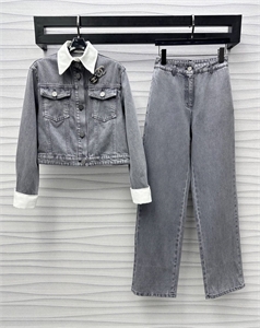 {{productViewItem.photos[photoViewList.activeNavIndex].Alt || productViewItem.photos[photoViewList.activeNavIndex].Description || 'Костюм CHANEL'}}