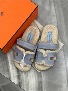 {{productViewItem.photos[photoViewList.activeNavIndex].Alt || productViewItem.photos[photoViewList.activeNavIndex].Description || 'Шлепанцы HERMES'}}