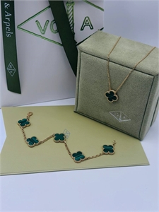 {{productViewItem.photos[photoViewList.activeNavIndex].Alt || productViewItem.photos[photoViewList.activeNavIndex].Description || 'Браслет VAN CLEEF Желтое золото 750 / Малахит'}}