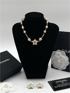 {{productViewItem.photos[photoViewList.activeNavIndex].Alt || productViewItem.photos[photoViewList.activeNavIndex].Description || 'Чокер CHANEL'}}