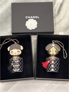 {{productViewItem.photos[photoViewList.activeNavIndex].Alt || productViewItem.photos[photoViewList.activeNavIndex].Description || 'Сумка CHANEL'}}
