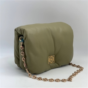 {{productViewItem.photos[photoViewList.activeNavIndex].Alt || productViewItem.photos[photoViewList.activeNavIndex].Description || 'Сумка LOEWE'}}
