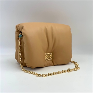 {{productViewItem.photos[photoViewList.activeNavIndex].Alt || productViewItem.photos[photoViewList.activeNavIndex].Description || 'Сумка LOEWE'}}