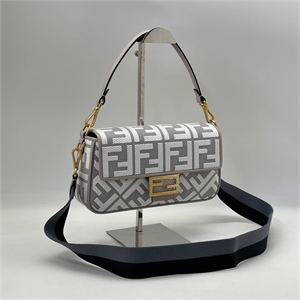 {{productViewItem.photos[photoViewList.activeNavIndex].Alt || productViewItem.photos[photoViewList.activeNavIndex].Description || 'Сумка FENDI 26 см'}}