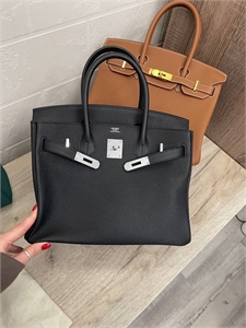 {{productViewItem.photos[photoViewList.activeNavIndex].Alt || productViewItem.photos[photoViewList.activeNavIndex].Description || 'Сумка Hermes Birkin 30 см'}}