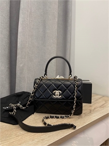 {{productViewItem.photos[photoViewList.activeNavIndex].Alt || productViewItem.photos[photoViewList.activeNavIndex].Description || 'Сумка Chanel'}}
