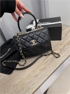 {{productViewItem.photos[photoViewList.activeNavIndex].Alt || productViewItem.photos[photoViewList.activeNavIndex].Description || 'Сумка Chanel'}}