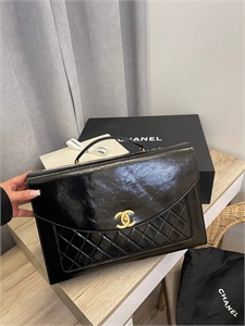 {{productViewItem.photos[photoViewList.activeNavIndex].Alt || productViewItem.photos[photoViewList.activeNavIndex].Description || 'Портфель  Chanel'}}