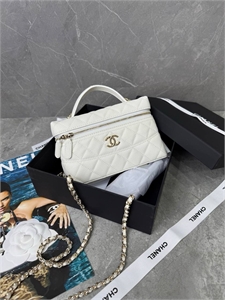 {{productViewItem.photos[photoViewList.activeNavIndex].Alt || productViewItem.photos[photoViewList.activeNavIndex].Description || 'Сумка CHANEL'}}