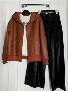 {{productViewItem.photos[photoViewList.activeNavIndex].Alt || productViewItem.photos[photoViewList.activeNavIndex].Description || 'Бомбер MIU MIU'}}