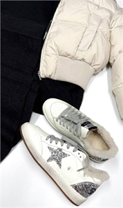 {{productViewItem.photos[photoViewList.activeNavIndex].Alt || productViewItem.photos[photoViewList.activeNavIndex].Description || 'Кроссовки GOLDEN GOOSE'}}