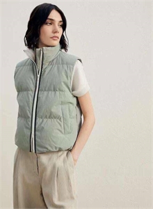 {{productViewItem.photos[photoViewList.activeNavIndex].Alt || productViewItem.photos[photoViewList.activeNavIndex].Description || 'Жилет BRUNELLO CUCINELLI'}}