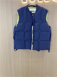 {{productViewItem.photos[photoViewList.activeNavIndex].Alt || productViewItem.photos[photoViewList.activeNavIndex].Description || 'Жилет JIL SANDER'}}