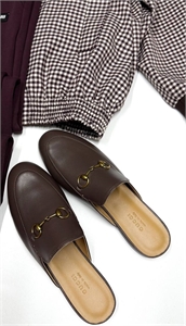 {{productViewItem.photos[photoViewList.activeNavIndex].Alt || productViewItem.photos[photoViewList.activeNavIndex].Description || 'Мюли GUCCI'}}