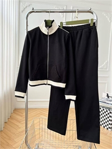 {{productViewItem.photos[photoViewList.activeNavIndex].Alt || productViewItem.photos[photoViewList.activeNavIndex].Description || 'Костюм GUCCI'}}