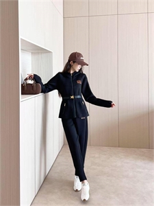 {{productViewItem.photos[photoViewList.activeNavIndex].Alt || productViewItem.photos[photoViewList.activeNavIndex].Description || 'Костюм MIU MIU'}}