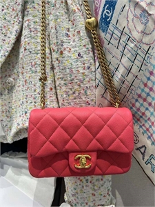 {{productViewItem.photos[photoViewList.activeNavIndex].Alt || productViewItem.photos[photoViewList.activeNavIndex].Description || 'Сумка CHANEL'}}