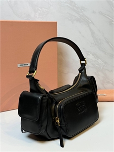 {{productViewItem.photos[photoViewList.activeNavIndex].Alt || productViewItem.photos[photoViewList.activeNavIndex].Description || 'Сумка MIU MIU'}}