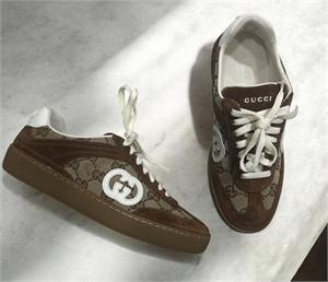 {{productViewItem.photos[photoViewList.activeNavIndex].Alt || productViewItem.photos[photoViewList.activeNavIndex].Description || 'Кроссовки GUCCI'}}