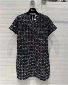 {{productViewItem.photos[photoViewList.activeNavIndex].Alt || productViewItem.photos[photoViewList.activeNavIndex].Description || 'Платье DIOR'}}