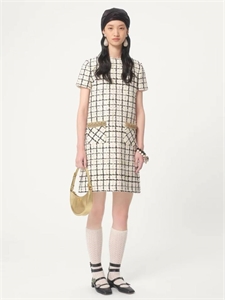{{productViewItem.photos[photoViewList.activeNavIndex].Alt || productViewItem.photos[photoViewList.activeNavIndex].Description || 'Платье VALENTINO'}}