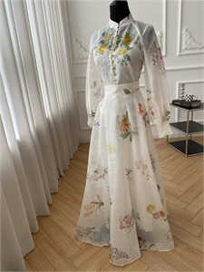 {{productViewItem.photos[photoViewList.activeNavIndex].Alt || productViewItem.photos[photoViewList.activeNavIndex].Description || 'Костюм ZIMMERMANN'}}