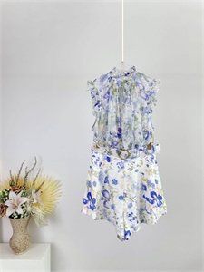 {{productViewItem.photos[photoViewList.activeNavIndex].Alt || productViewItem.photos[photoViewList.activeNavIndex].Description || 'Костюм ZIMMERMANN'}}
