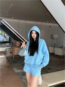 {{productViewItem.photos[photoViewList.activeNavIndex].Alt || productViewItem.photos[photoViewList.activeNavIndex].Description || 'Костюм GUCCI'}}