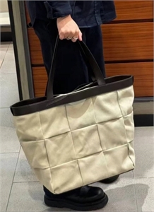 {{productViewItem.photos[photoViewList.activeNavIndex].Alt || productViewItem.photos[photoViewList.activeNavIndex].Description || 'Сумка BOTTEGA VENETA'}}