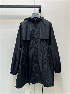 {{productViewItem.photos[photoViewList.activeNavIndex].Alt || productViewItem.photos[photoViewList.activeNavIndex].Description || 'Ветровка PRADA'}}