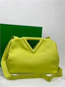 {{productViewItem.photos[photoViewList.activeNavIndex].Alt || productViewItem.photos[photoViewList.activeNavIndex].Description || 'Сумка BOTTEGA VENETA'}}