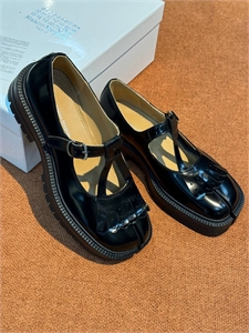 {{productViewItem.photos[photoViewList.activeNavIndex].Alt || productViewItem.photos[photoViewList.activeNavIndex].Description || 'Лоферы MAISON MARGIELA'}}