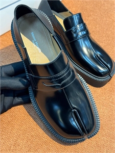 {{productViewItem.photos[photoViewList.activeNavIndex].Alt || productViewItem.photos[photoViewList.activeNavIndex].Description || 'Туфли MAISON MARGIELA'}}