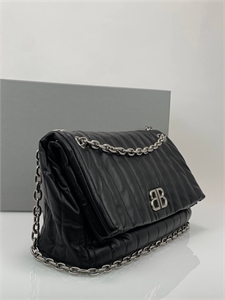 {{productViewItem.photos[photoViewList.activeNavIndex].Alt || productViewItem.photos[photoViewList.activeNavIndex].Description || 'Сумка BALENCIAGA'}}