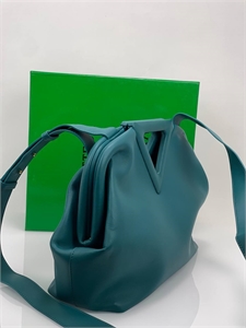 {{productViewItem.photos[photoViewList.activeNavIndex].Alt || productViewItem.photos[photoViewList.activeNavIndex].Description || 'Сумка BOTTEGA VENETA'}}