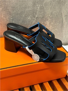 {{productViewItem.photos[photoViewList.activeNavIndex].Alt || productViewItem.photos[photoViewList.activeNavIndex].Description || 'Сандалии HERMES'}}