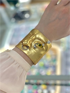{{productViewItem.photos[photoViewList.activeNavIndex].Alt || productViewItem.photos[photoViewList.activeNavIndex].Description || 'Браслет Schiaparelli'}}