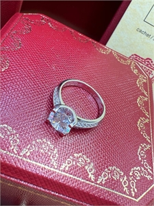 {{productViewItem.photos[photoViewList.activeNavIndex].Alt || productViewItem.photos[photoViewList.activeNavIndex].Description || 'Кольцо Cartier'}}