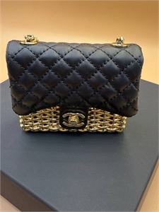 {{productViewItem.photos[photoViewList.activeNavIndex].Alt || productViewItem.photos[photoViewList.activeNavIndex].Description || 'Сумка CHANEL'}}