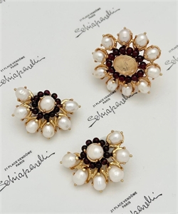 {{productViewItem.photos[photoViewList.activeNavIndex].Alt || productViewItem.photos[photoViewList.activeNavIndex].Description || 'Серьги Schiaparelli'}}