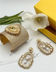{{productViewItem.photos[photoViewList.activeNavIndex].Alt || productViewItem.photos[photoViewList.activeNavIndex].Description || 'Браслет Schiaparelli'}}